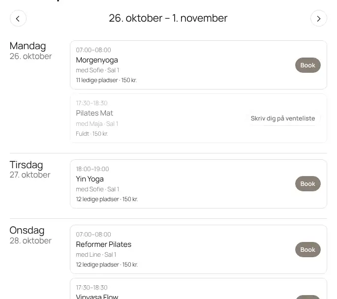 Holdplanen viser ledige pladser. Er et hold fuldt, kan kunden skrive sig på venteliste.